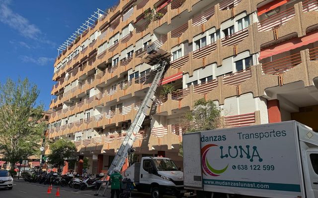 Mudarte a un piso alto en la Costa del Sol: elevador, torres y cómo no romper nada